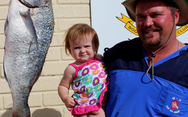 Stephen Ashlin en sy jongste dogtertjie, Ashlee (1) by sy pragtige steenbras van 5.92kg